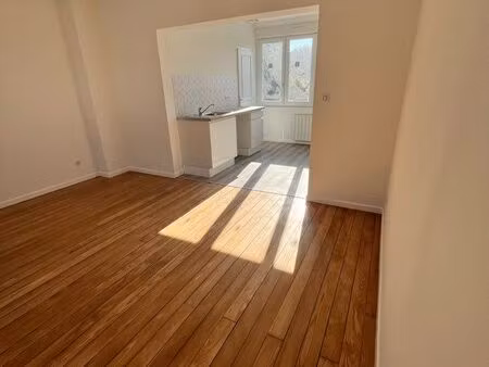 apparemment trois pièces