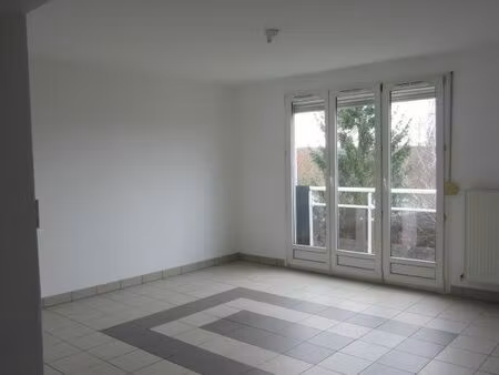 a louer  bel appartement de 57m2 dans une copropriété à 2 pas du lac et du centre ville