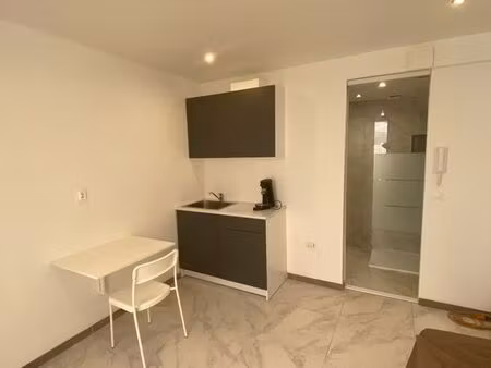 studio rdc avec terrasse privée