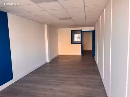 bureau + hangar + parking 220m2