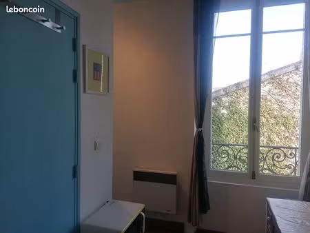 studio avec coin cuisine séparée