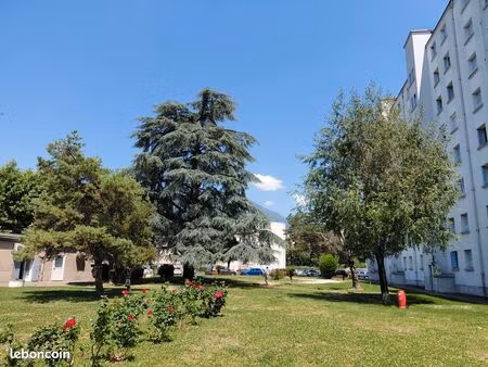 f4 meublé 63 m² calme proche grenoble – parc à 500 m avec lac