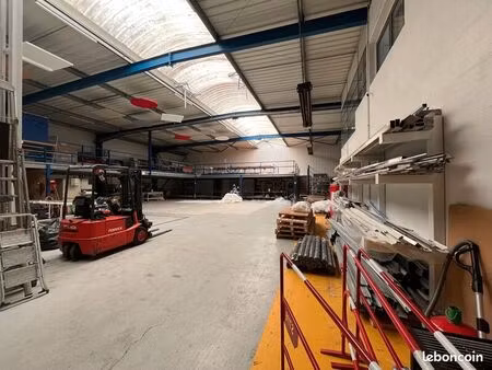 local d'activité 820 m²