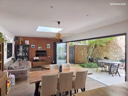 maison 123m² avec 3 chambres et 1 bureau  extérieur avec abri vélos et 2 stationnements vo