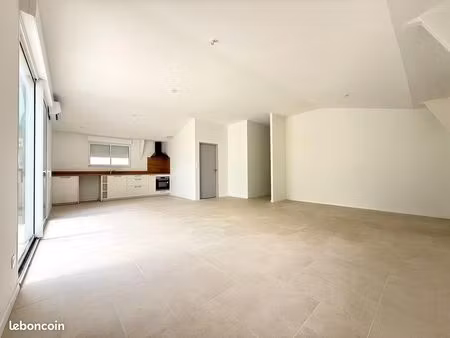 maison plain pied - 3 chambres - 650m² de terrain