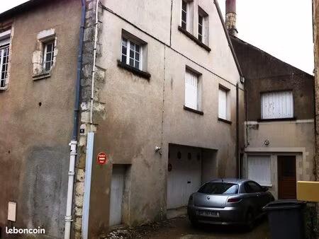 immeuble composé de deux appartements loués et d'un grand garage de presque 80 m²