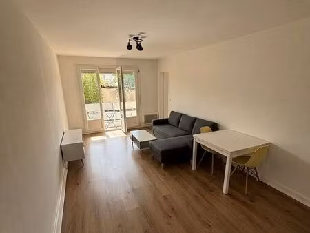 agréable t2 meublé et rénové  exposition plein sud  avec balcon traversant  parking privat