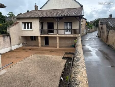 maison sur 2 niveaux au cœur du village de prissé