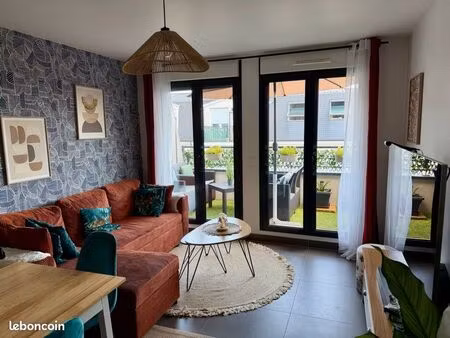 2 pièces 41 21 m² (43 82 m² au sol)– dernier étage – balcon – parking – gare rer e à 3 min