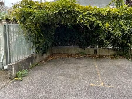 place de stationnement dans résidence sécurisée