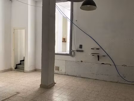 local 90 m2  prox. clinique mutualiste des eaux claires  2 vitrines avec rideaux métalliqu