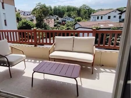 t3 avec parking  terrasse aperçu rhune et piscine