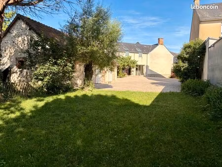 maison familiale de caractère et rare en plein centre-ville d’yvré-l’évêque
