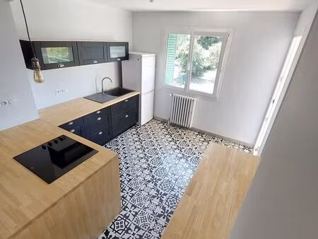 t2 traversant rénové – 60 m² + 2 balcons – cognin