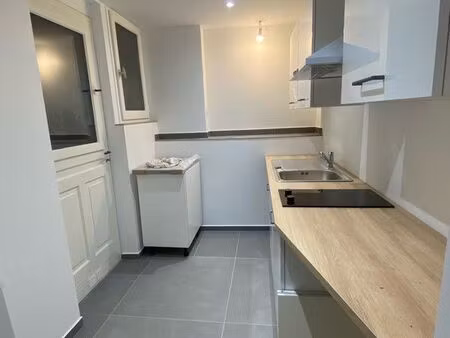 appartement t1 avec cuisine équipée  et petite cour.situe au rdc d’un immeuble restauré