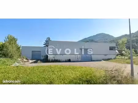 local bureaux 1 700 m²