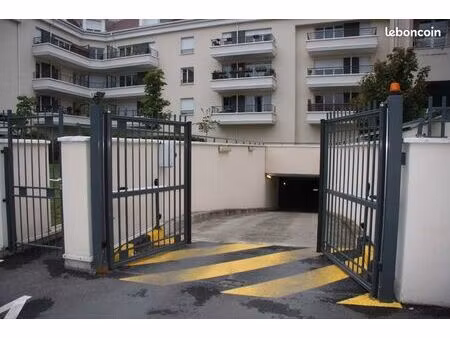 ◊ parking couvert  5 rue du 19 mars 1962 -centre-ville