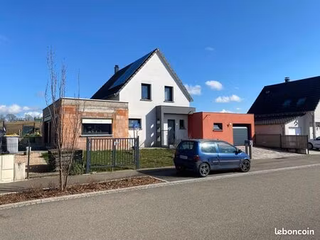 maison contemporaine avec piscine  vue dégagée et très faible consommation énergétique