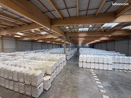 local logistique 7 990 m²