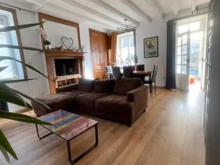 vends lot une maison et une bâtisse (garage)