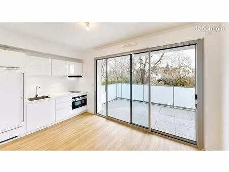 studio climatisé à louer avec grande terrasse couverte et parking privatif – quartier sud 
