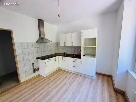 loue une pièce cuisine  salle de bain  cave  parc parking