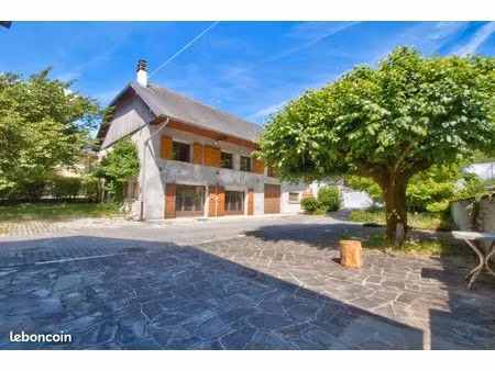 maison  grange et grand terrain