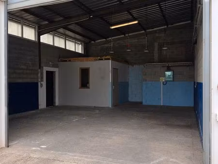 local commercial 75m2 avec portail électrique
