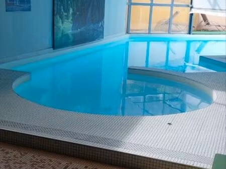 2 pieces piscine chauffée parking