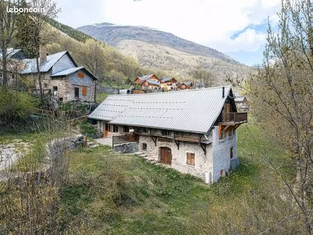 unique à valloire - maison de village de caractère - 270m2 de surface totale - 2 apparteme