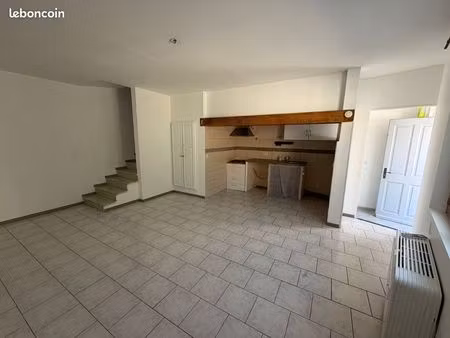 particulier vend maison de village t3 rénovée + mezzanine - villelaure