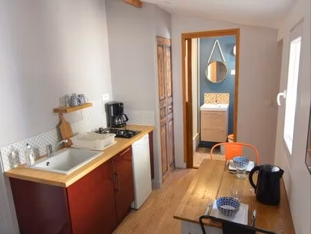 studio meublé situé dans la cours arrière de notre maison
