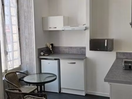 grand studio meublé 30 m² – centre de benet