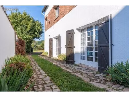 ensemble immobilier de rapport – 7 appartements meublés + terrain constructible + permis p