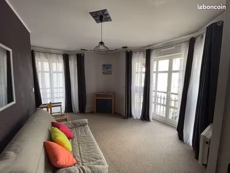 particulier loue meublé 26m2 quartier graslin  très lumineux angle de rue  6 portes fenêtr