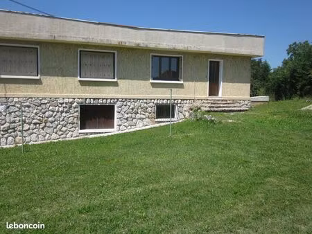 t3 au 1er étage d'une villa avec garage de 20 m²