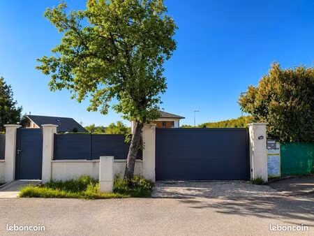 terrain plat viabilisé 1051 m² – clôturé + portail électrique – armoy résidentiel