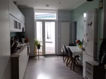 t2 meublé 41m² avec cour  sous-sol  double garage