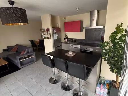 beau appartement f3 dans résidence avec cave et garage