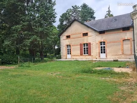 maison 100 m2 dans parc de proprieté à cheffes 49125