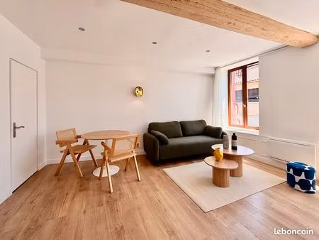 t2 meublé – 35 m² – centre saint-génis-laval