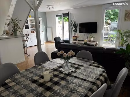maison moderne et familiale avec jardin
