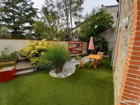 jolie maison de village avec une terrasse aménagée