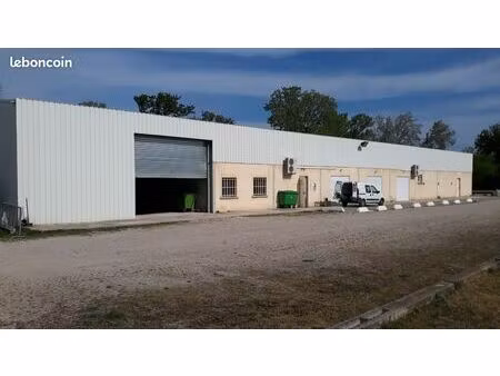 700m2 batiment sur 4500m2 terrain possible location