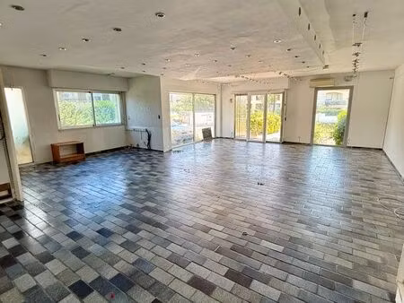 local commercial 77m2 clos banet