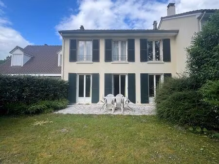 une maison familiale d'exception au cœur d'une résidence recherchée avec piscine et tennis