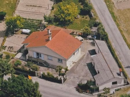 maison avec depandances  jardin et un puits