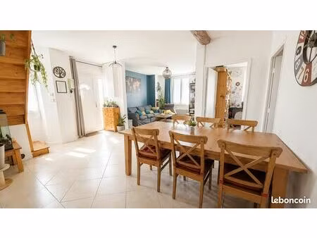 maison de village rénovée – 130 m² habitables – dpe c – 3 chambres + bureau – 2 terrasses