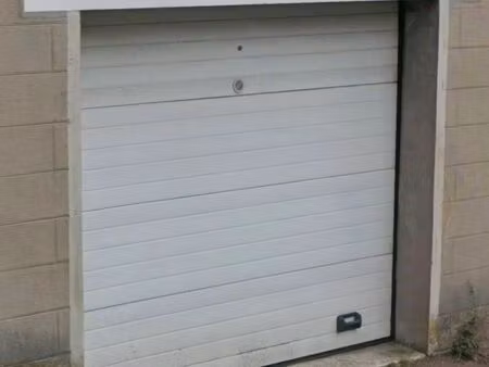 garage sécurisé avec porte électrique