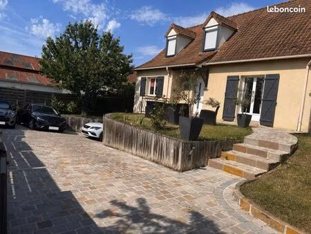 maison de 7 pièces avec 4 chambres d’environ 150m2 avec piscine chauffée